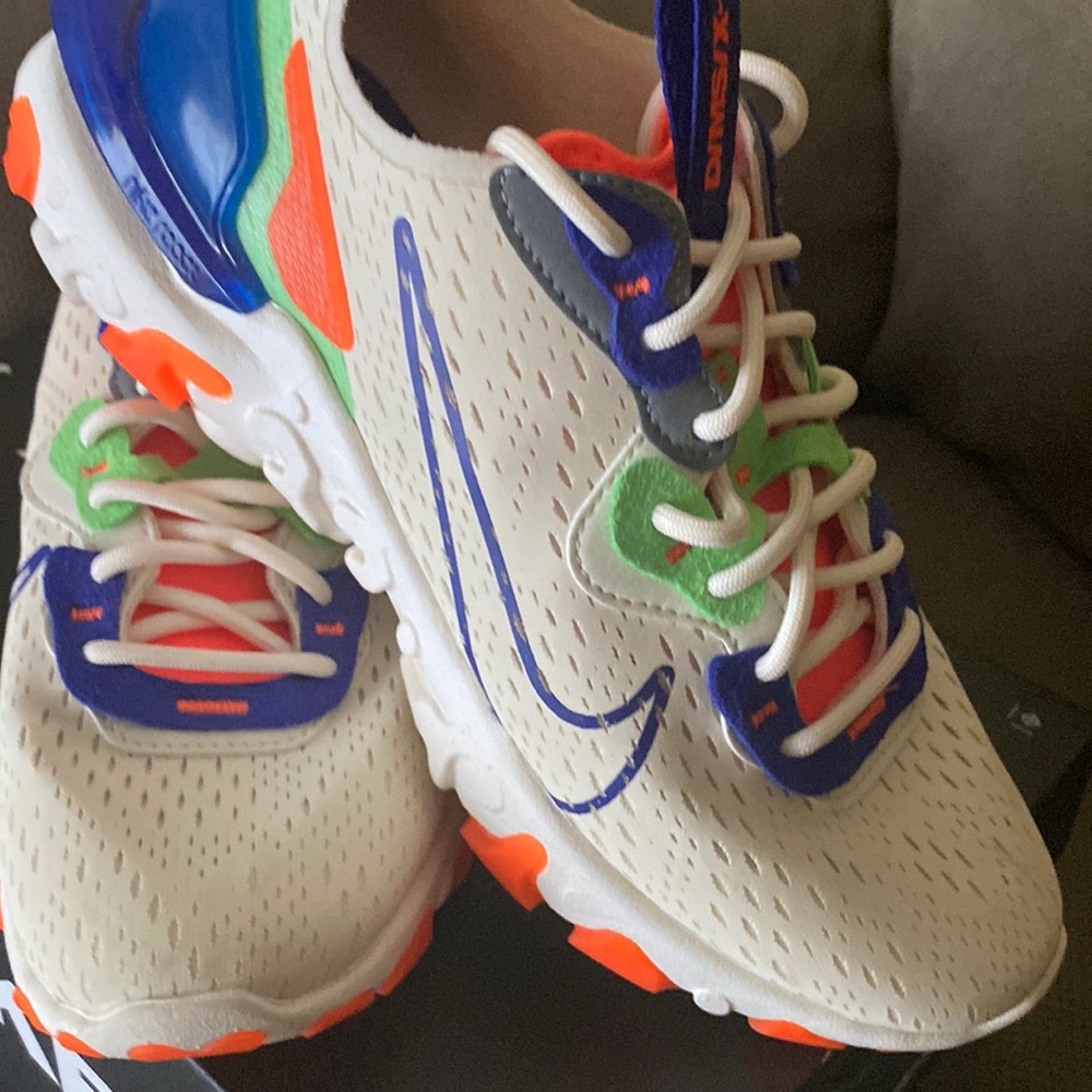 Women’s Nike NSW React Vision Size 7